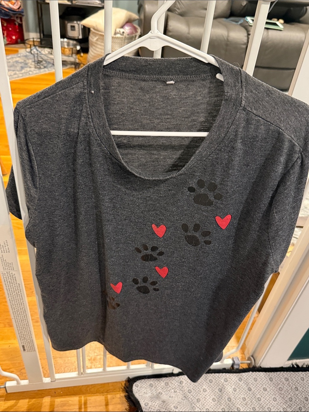 Women’s T-shirt with paw prints and hearts size XL
